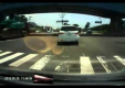 Чумовая аварии: Кран цепляет автомобиль на дороге и двигается вместе дальше